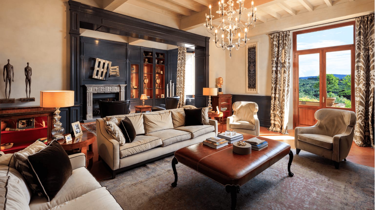 Interno di residenza di pregio, immagine concettuale a supporto dell’analisi su Valentino Garavani e il valore immobiliare del lusso.